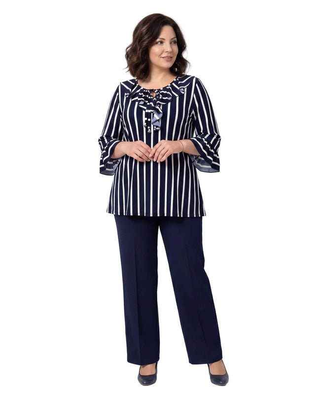 Официална макси туника на вертикално райе с ефектно деколте и 7/8 ръкави, представена в цял ръст на бял фон.