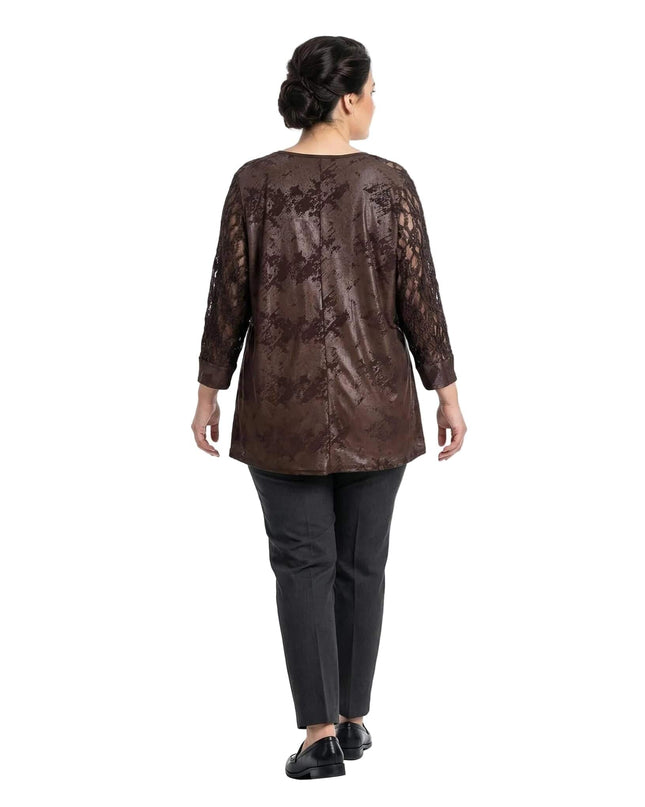 Официална макси туника с ефектна дантела в кафяво, изглед отзад. Моделът е с ефирни дантелени ръкави и разкроена кройка, заснет в цял ръст на бял фон.