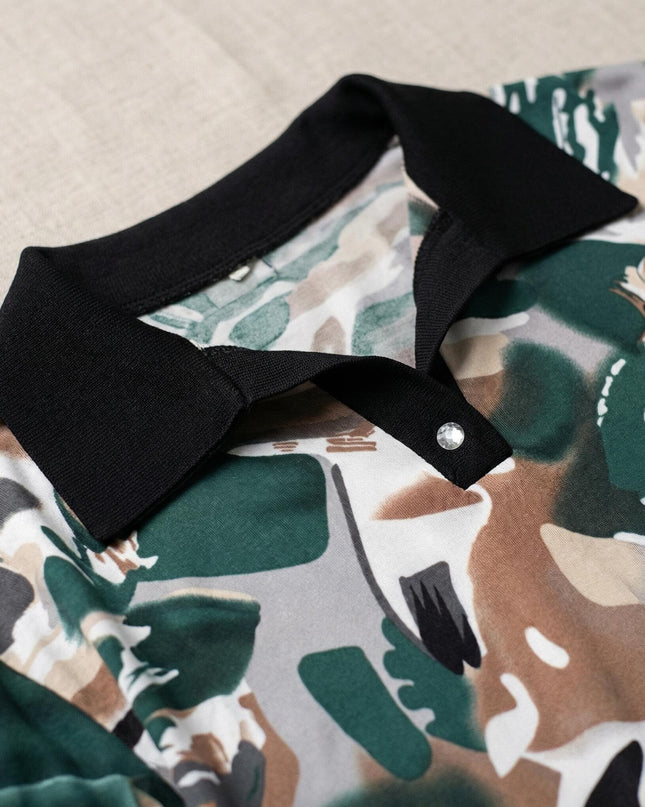 Детайл отблизо на официална макси туника с абстрактен пъстър десен, малка черна якичка и ефектно копче с камъче.