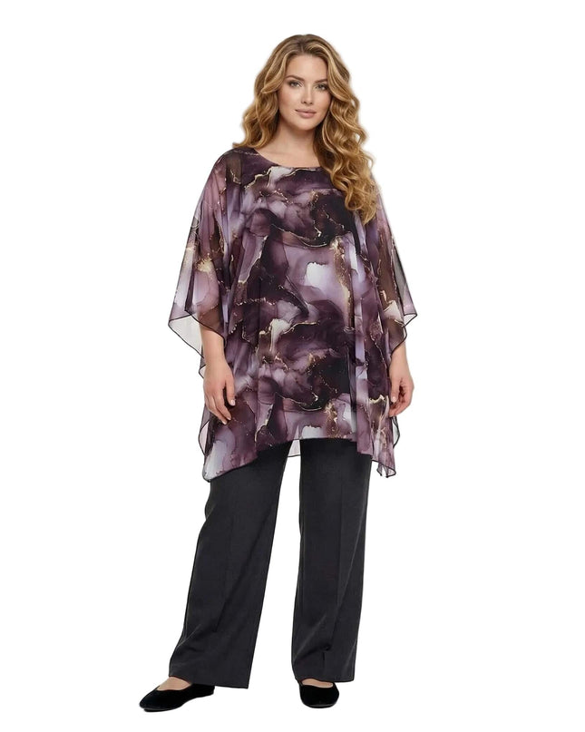 Официална макси туника тип пончо с лилав абстрактен принт и ефирен шифон, представена от модел в цял ръст.