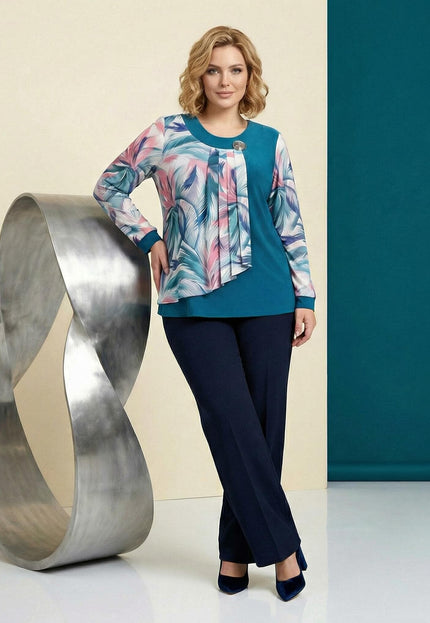 Официална макси туника в цвят петрол с асиметричен ефирен шифон на цветя и брошка, представена в цял ръст върху модел.