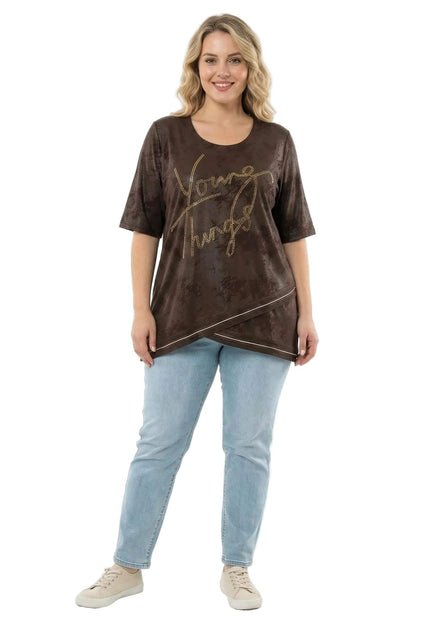 Официална макси туника в кафяво с асиметрична кройка, заснета в цял ръст отпред на бял фон.