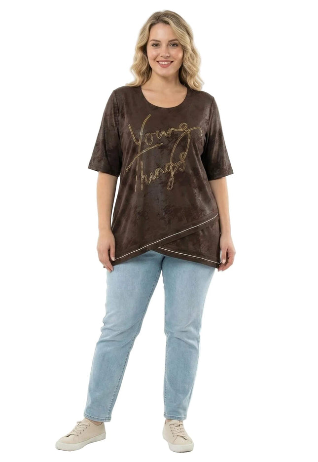 Официална макси туника в кафяво с асиметрична кройка, заснета в цял ръст отпред на бял фон.