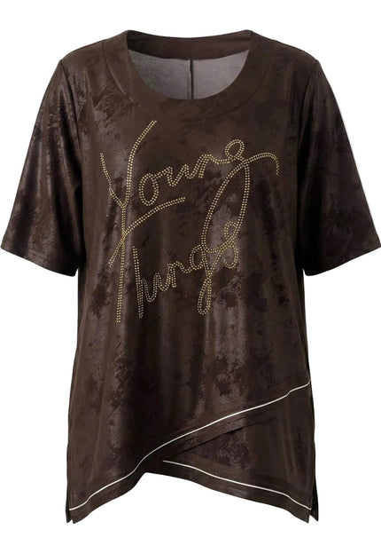 Плосък кадър на кафява макси туника с асиметрична кройка, бял кант по подгъва и надпис от камъчета отпред, заснета на бял фон.