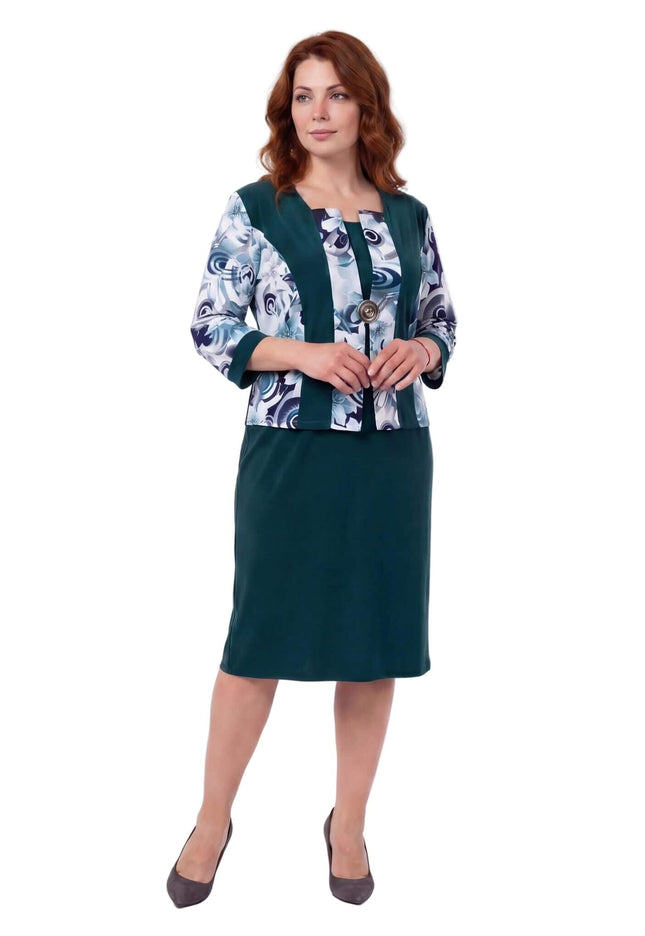 Официална масленозелена рокля големи размери с флорални мотиви, представена в цял ръст на бял фон. Дизайнът създава илюзия за наслояване от две части.