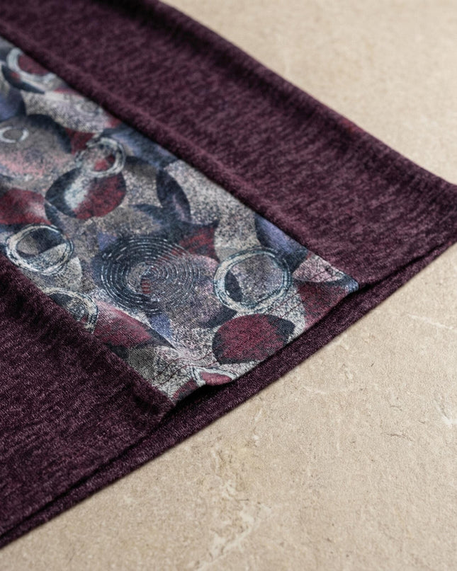 Детайлен поглед върху материята на официална права рокля в лилав меланж, разкриващ текстурата на плата и абстрактния принт в близък план.