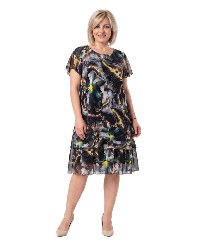 Официална разкроена макси рокля от шифон с многоцветен принт и къси ръкави, представена в цял ръст на бял фон.