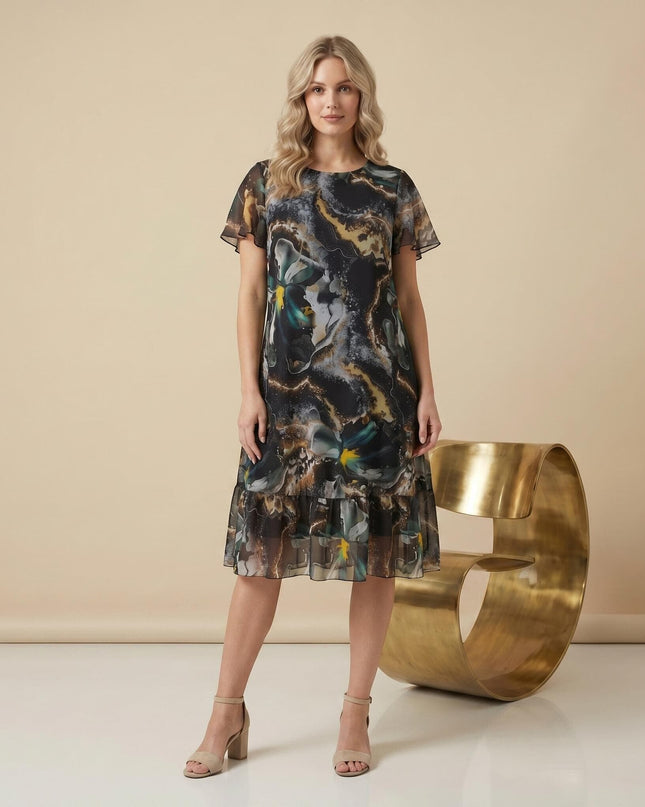 Официална разкроена макси рокля от шифон с абстрактен принт и къси ръкави, представена отпред в цял ръст.