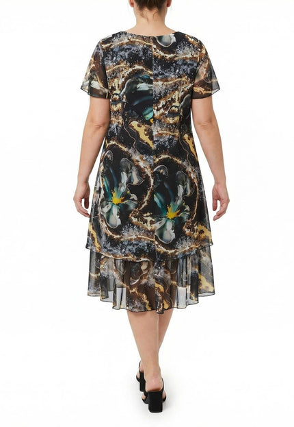 Изглед отзад на официална макси рокля от шифон в шарен десен. Ясно се виждат късите ръкави и ефирният двуслоен подгъв, снимана на бял фон.