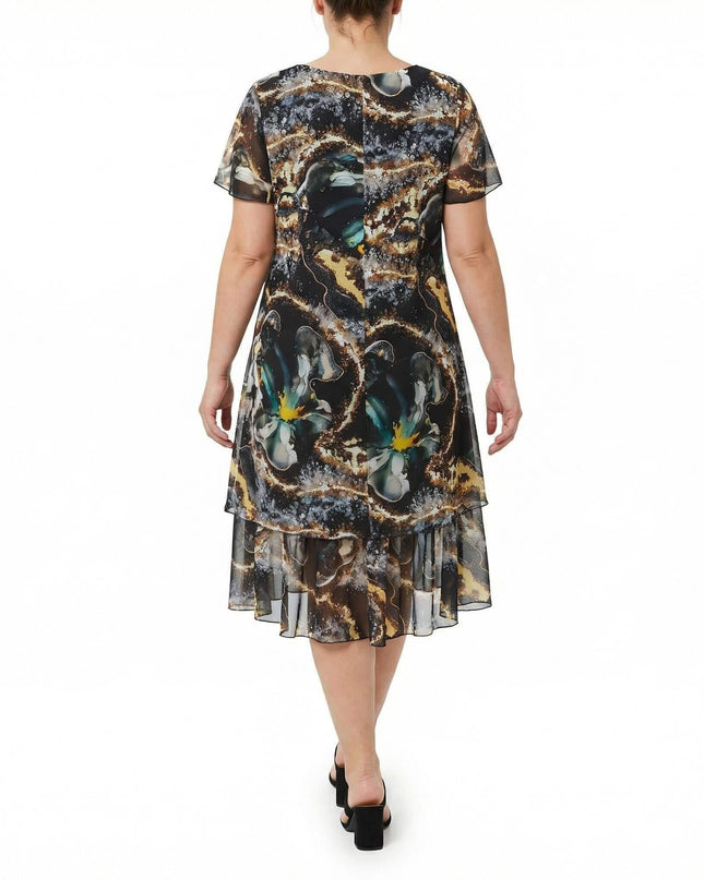 Изглед отзад на официална макси рокля от шифон в шарен десен. Ясно се виждат късите ръкави и ефирният двуслоен подгъв, снимана на бял фон.