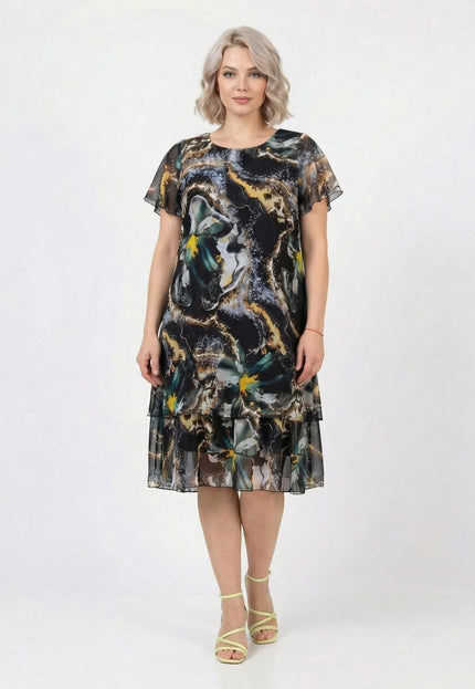 Дамска официална разкроена макси рокля от ефирен шифон с абстрактен шарен десен. Кадър в цял ръст на модел върху бял фон.