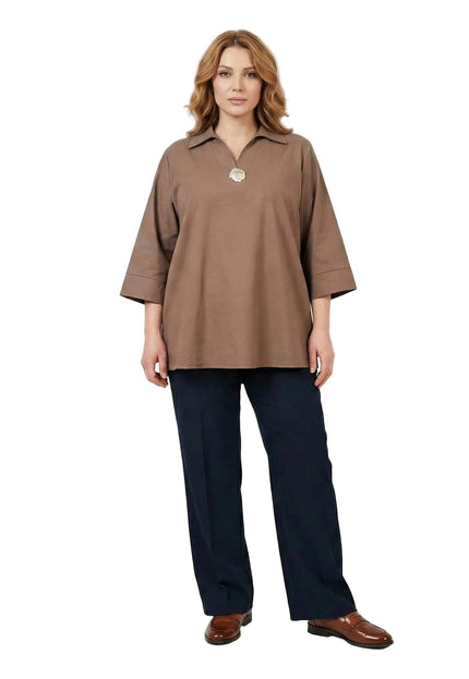 Официална разкроена памучна макси риза в цвят мока с 3/4 ръкави и декоративен елемент на деколтето, заснета върху модел в цял ръст.