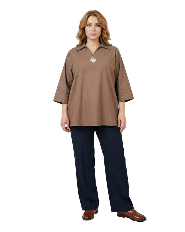 Официална разкроена памучна макси риза в цвят мока с 3/4 ръкави и декоративен елемент на деколтето, заснета върху модел в цял ръст.