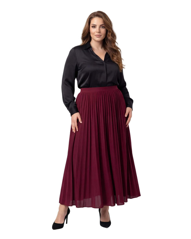 Официална разкроена пола големи размери в цвят бордо. Моделът позира в цял ръст отпред на бял фон, съчетавайки полата с елегантна черна риза.