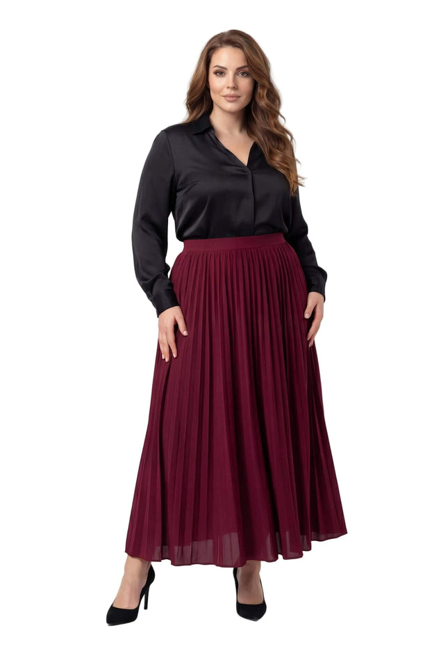 Официална разкроена пола големи размери в цвят бордо. Моделът позира в цял ръст отпред на бял фон, съчетавайки полата с елегантна черна риза.