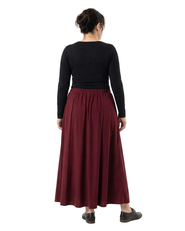 Изглед отзад на официална дълга разкроена пола големи размери в цвят бордо с красиви меки гънки, заснета на бял фон.