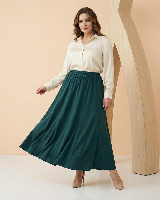 Официална разкроена пола големи размери в масленозелено, показана в цял ръст. Моделът демонстрира красивия А-силует и свободно падащата материя.