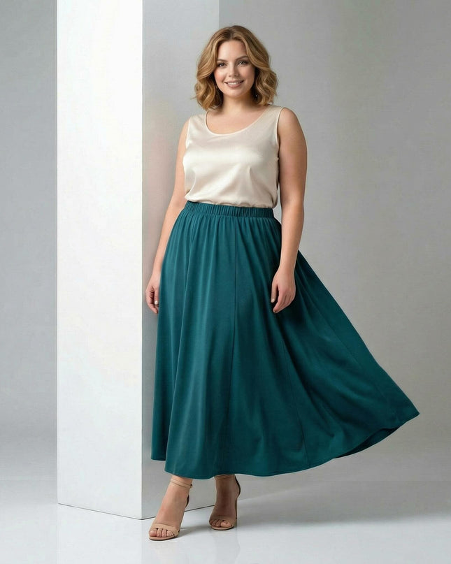 Официална разкроена пола големи размери в масленозелено, представена в цял ръст. Дамата позира със светъл топ, демонстрирайки свободно падащата кройка.