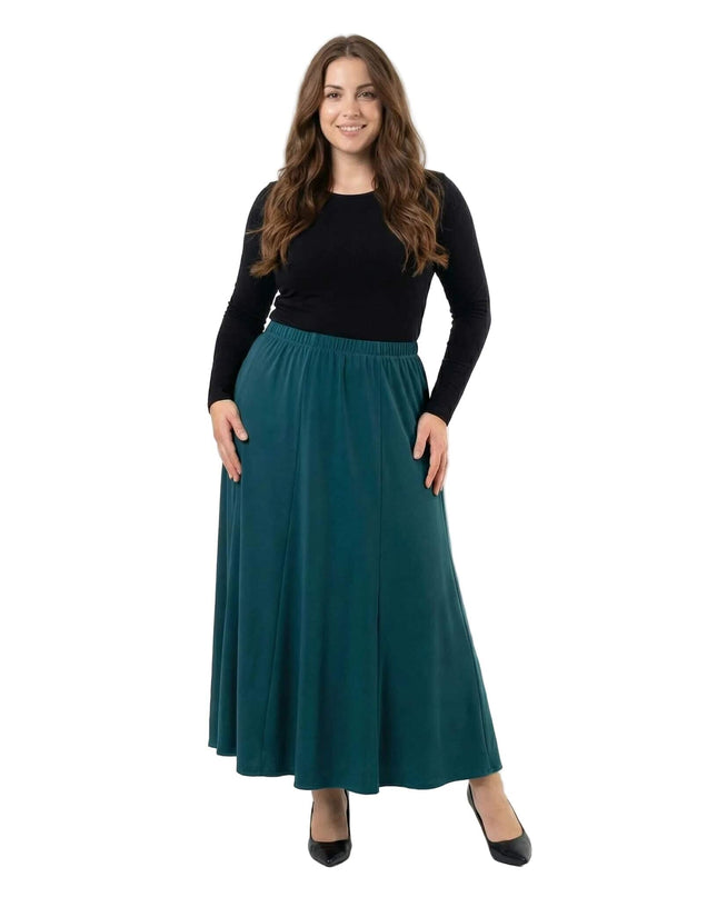 Официална разкроена пола големи размери в масленозелен цвят. Кадър в цял ръст на бял фон, показващ елегантния А-силует и вертикалните шевове.