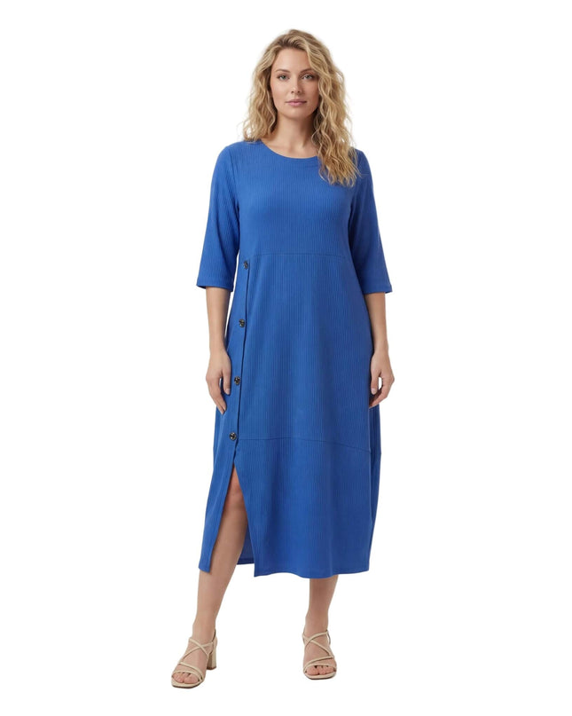 Официална разкроена рокля големи размери в кобалтово синьо, представена в цял ръст на бял фон. Виждат се 7/8 ръкави, асиметрични копчета и цепка.