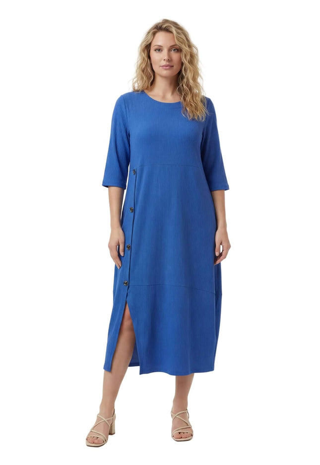 Официална разкроена рокля големи размери в кобалтово синьо, представена в цял ръст на бял фон. Виждат се 7/8 ръкави, асиметрични копчета и цепка.