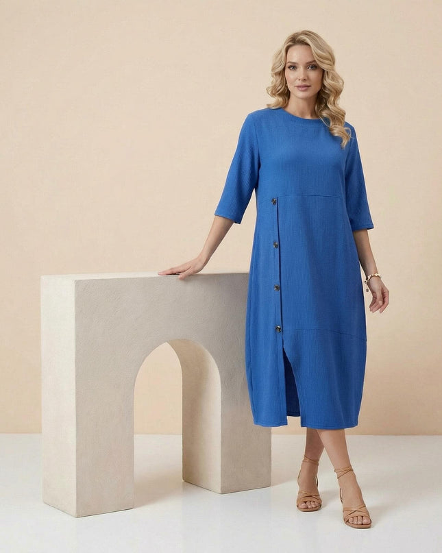 Официална разкроена рокля в кобалтово синьо с декоративни копчета отпред и 7/8 ръкави. Студиен кадър в цял ръст.