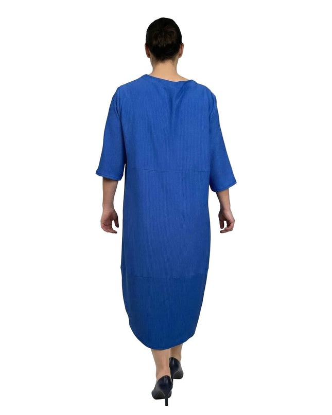 Официална разкроена рокля в кобалтово синьо, изглед отзад на бял фон, показващ хоризонтални конструктивни шевове.