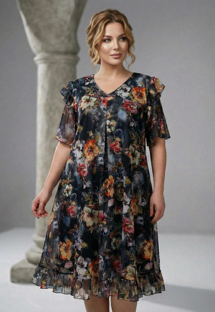 Елегантна разкроена рокля от шифон на цветя с V-образно деколте. Снимка в цял ръст, демонстрираща ефирните ръкави с къдри и свободния силует на модела.