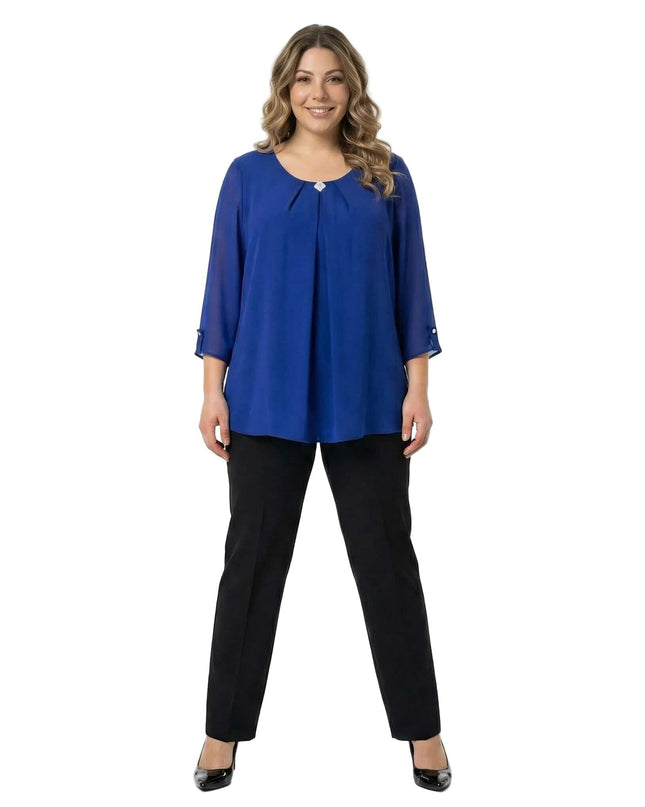 Официална разкроена туника от шифон в кралскосин цвят с брошка и 7/8 ръкави, представена в цял ръст върху модел на бял фон.