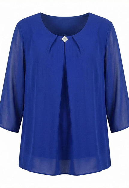 Официална разкроена туника от шифон в кралскосин цвят с декоративна брошка на деколтето. Снимката показва преден изглед на дрехата с 7/8 ръкави върху бял фон.