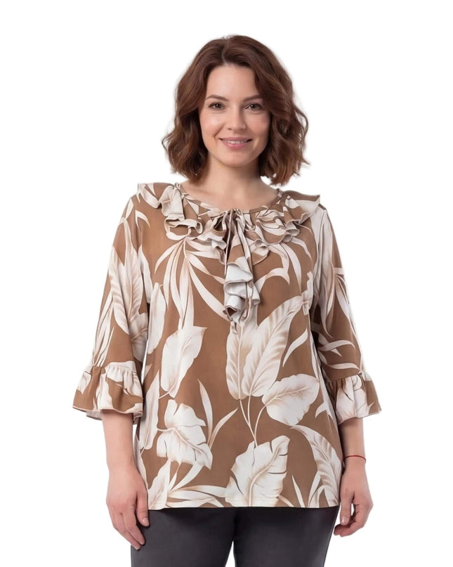 Официална разкроена туника големи размери в светлокафяво с едър принт на бели листа и набор на деколтето, показана отпред.