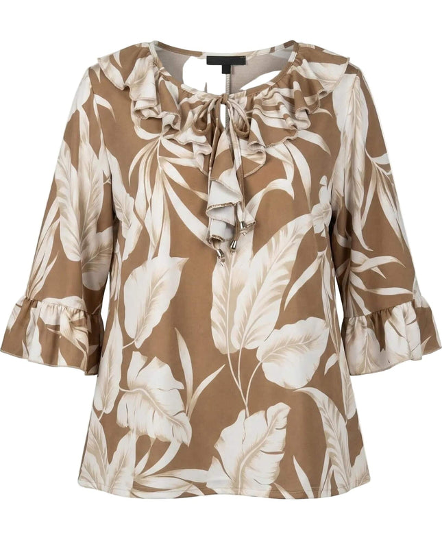Официална туника големи размери в светлокафяво с красив принт на бели листа. Плосък кадър на модела с набрано деколте и 7/8 ръкави на бял фон.