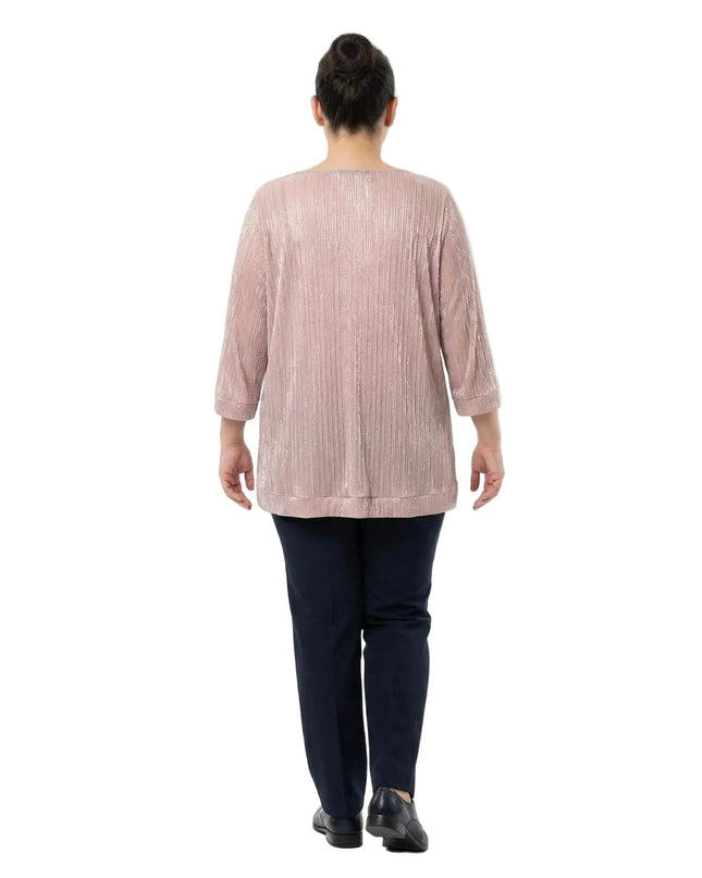 Официална розова туника големи размери с лъскав тюл и ефирна кройка, заснета отзад върху модел на бял фон.