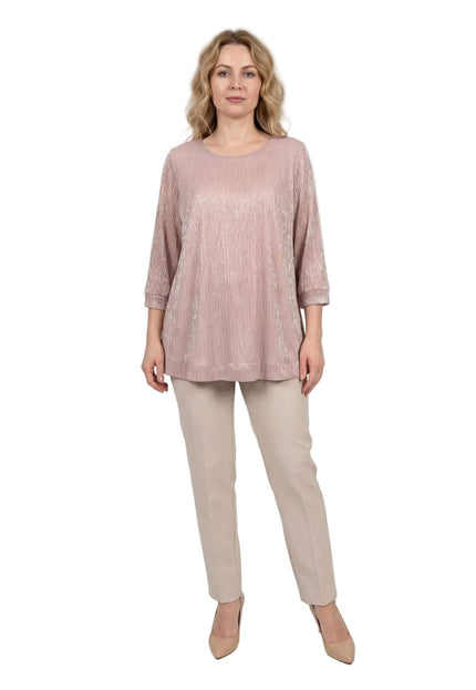 Официална розова туника големи размери от лъскав тюл с обло деколте и 7/8 ръкави, представена от модел в цял ръст на бял фон.