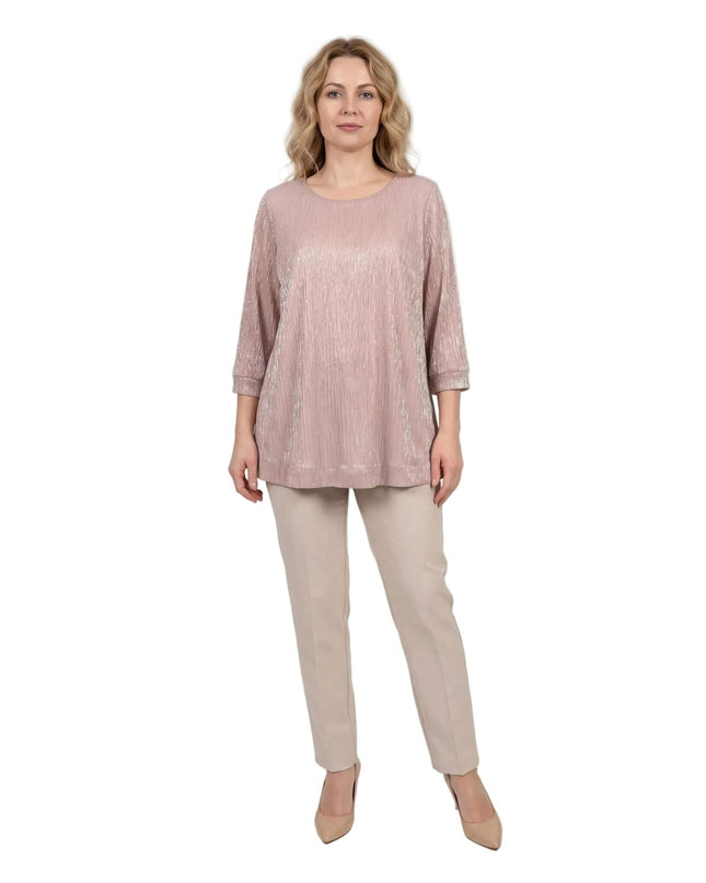 Официална розова туника големи размери от лъскав тюл с обло деколте и 7/8 ръкави, представена от модел в цял ръст на бял фон.