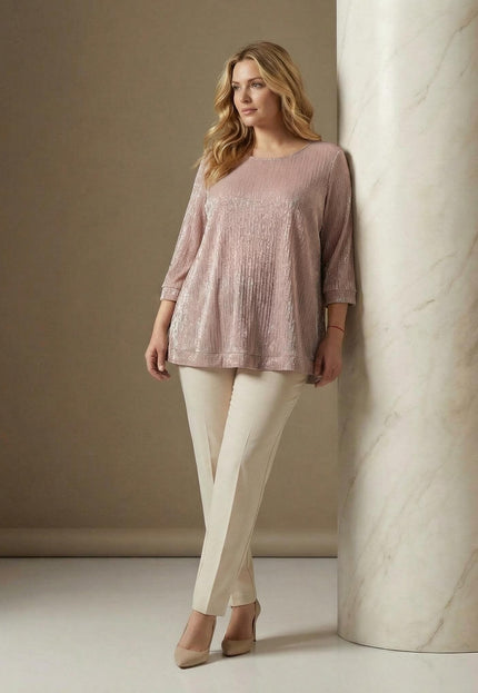 Официална розова макси туника от лъскав тюл с обло деколте и 7/8 ръкави. Снимка на модел в цял ръст, комбинирана със светъл панталон.