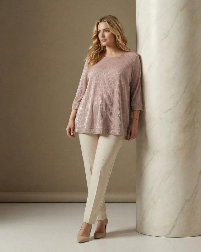 Официална розова макси туника от лъскав тюл с обло деколте и 7/8 ръкави. Снимка на модел в цял ръст, комбинирана със светъл панталон.