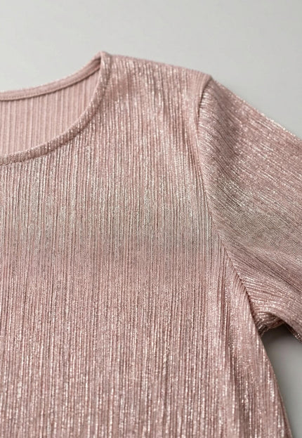 Детайл отблизо на официална розова туника големи размери, показващ обло деколте и текстурата на лъскавия тюл.