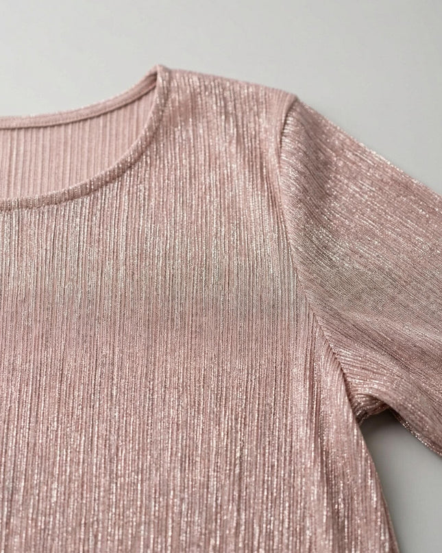 Детайл отблизо на официална розова туника големи размери, показващ обло деколте и текстурата на лъскавия тюл.