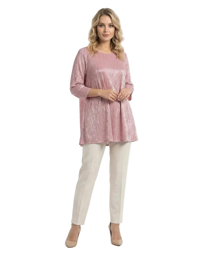 Официална розова туника големи размери с лъскав тюл и 7/8 ръкав, заснета в цял ръст на бял фон.