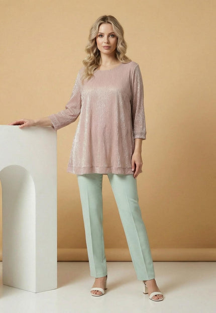 Официална розова туника големи размери с лъскав тюл, представена в цял ръст със светлозелен панталон.