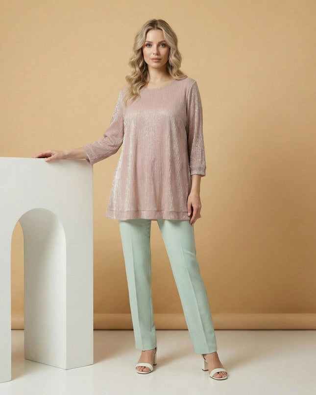 Официална розова туника големи размери с лъскав тюл, представена в цял ръст със светлозелен панталон.