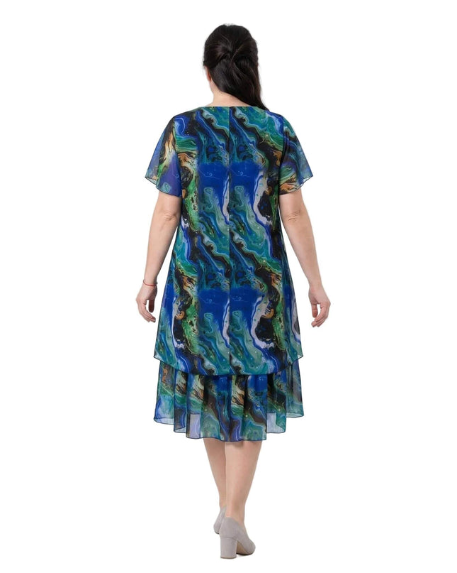 Изглед отзад на елегантна официална шифонена рокля с многопластов дизайн в преливащи тонове, представена в цял ръст на бял фон.