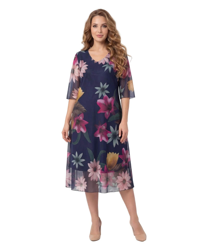 Официална тъмносиня рокля с ефирен флорален шифон и V-образно деколте, представена в цял ръст отпред на бял фон.