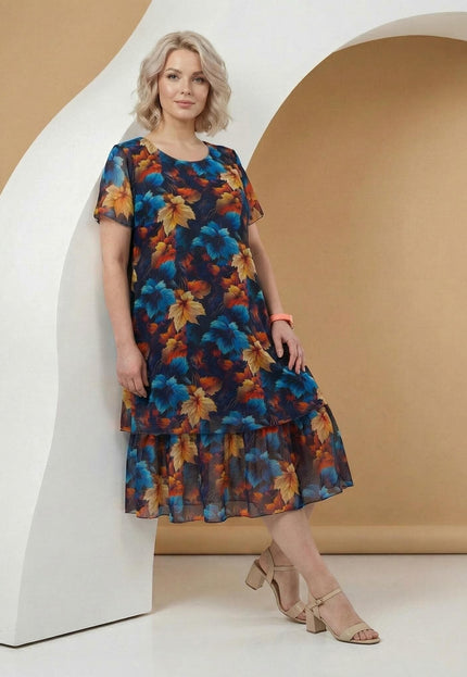 Официална тъмносиня макси рокля от шифон с многоцветен принт на листа и прозрачни ръкави, снимана в цял ръст.