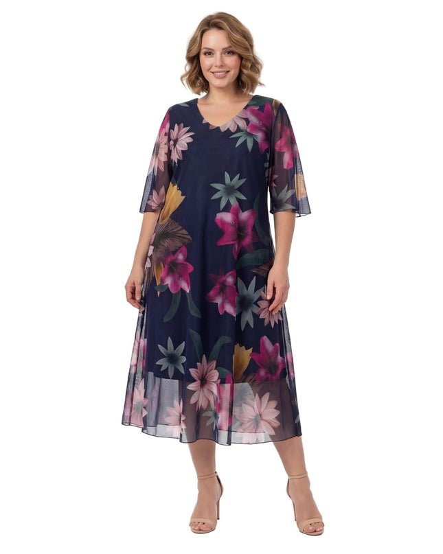 Официална тъмносиня макси рокля с ефирен флорален шифон и V-образно деколте. Снимка в цял ръст на бял фон.