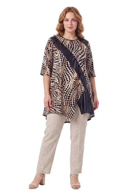 Официална туника големи размери с леопардов принт и черна диагонална платка от еко кожа. Снимка в цял ръст на модел на бял фон.