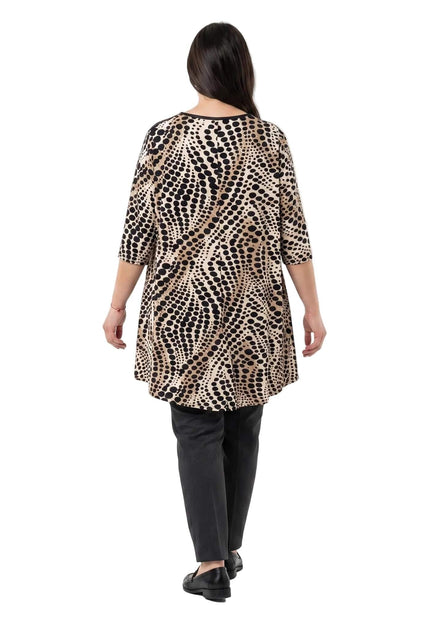 Официална туника големи размери с леопардов принт и разкроена кройка, изглед отзад върху модел в цял ръст на бял фон.