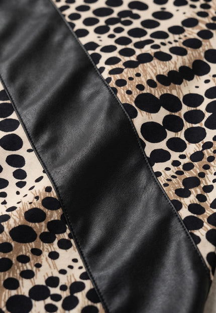 Детайл отблизо на официална туника големи размери, показващ диагонална платка от черна еко кожа, разположена върху леопардов принт на светъл фон.
