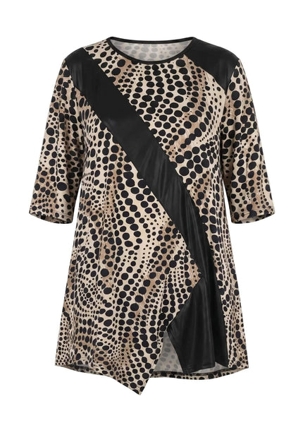 Официална туника големи размери с леопардов принт и черна диагонална платка от еко кожа, заснета отпред на бял фон.